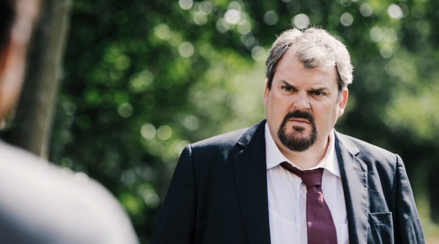 Mike Müller (Luc Conrad) in una scena di “The Undertaker”. Credits: Global Screen e Serially.