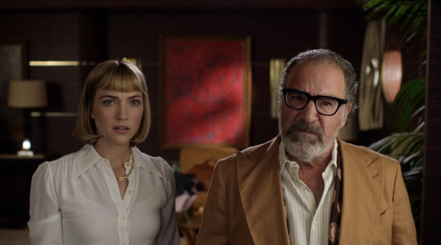 Violett Beane e Mandy Patinkin in “Morte e altri dettagli”. Credits: Disney+.