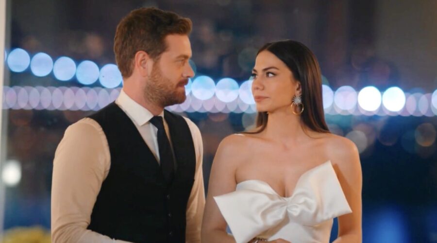 Da sinistra: Baris e Zeynpe diventano promessi sposi in “My Home My Destiny”. Credits: Cattura schermo/Mediaset Infinity.