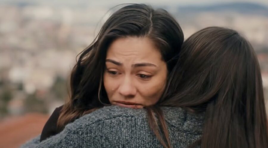 Emine abbracia Zeynep in “My Home My Destiny”. Credits: Cattura schermo/YouTube.