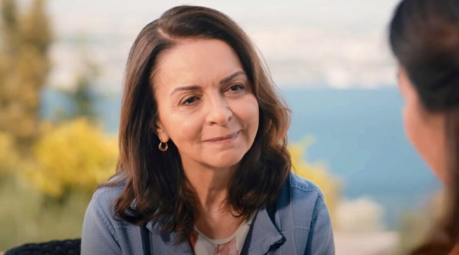 Sakine parla con Sultan in “My Home My Destiny”. Credits: Cattura schermo/YouTube.