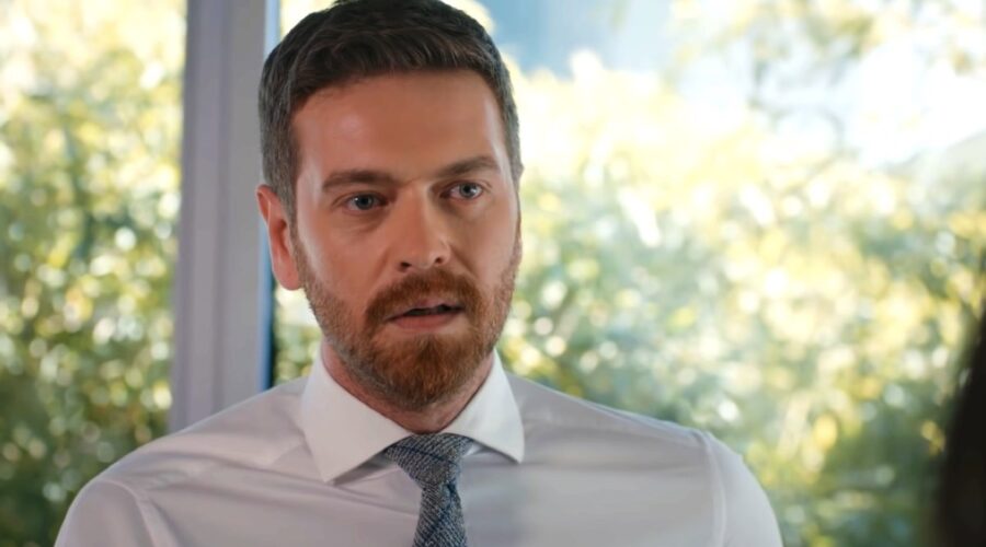 In “My Home My Destiny” il signor Baris lotta per Zeynep. Credits: Cattura schermo/YouTube.