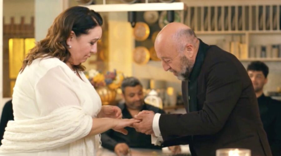 Da sinistra: Sultan e Ali Riza si sposano in “My Home My Destiny”. Credits: Cattura schermo/Mediaset Infinity.