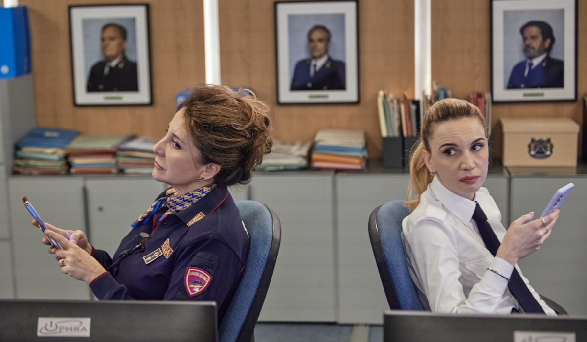 Da sinistra: Carla Signoris ed Emanuela Fanelli in “No Activity - Niente da segnalare ”. Credits: Prime Video.