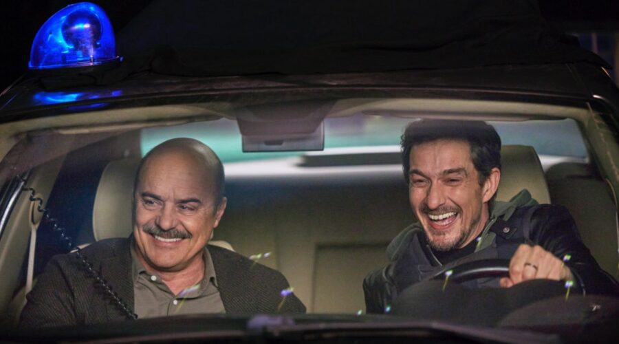 Da sinistra: Luca Zingaretti e Alessandro Tiberi in “No Activity - Niente da segnalare ”. Credits: Prime Video.
