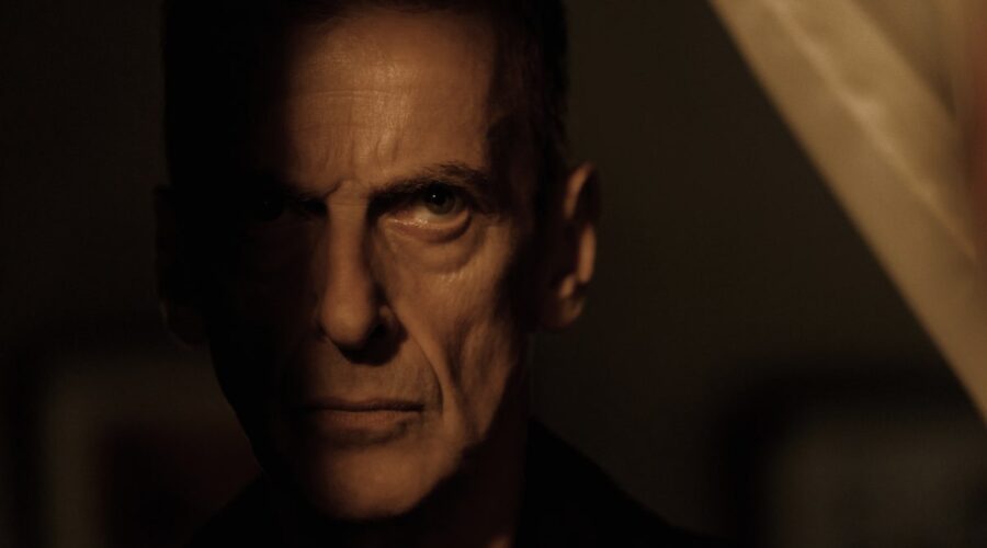 Peter Capaldi in una scena di