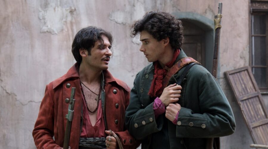 Da sinistra: Amedeo Gullà (Nino Bixio) e Riccardo De Rinaldis Santorelli (Goffredo Mameli) in una scena di ”Mameli - Il ragazzo che sognò l'Italia” Credits: Rai.