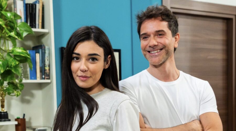 Giorgia Gianetiempo (Rossella) e Mauro Racanati (Riccardo) in una scena di “Un Posto Al Sole”. Credits: Rai.