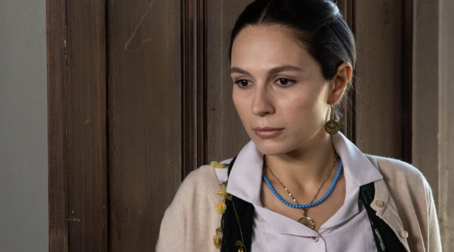 Selin Yeninci (Saniye) in una scena di