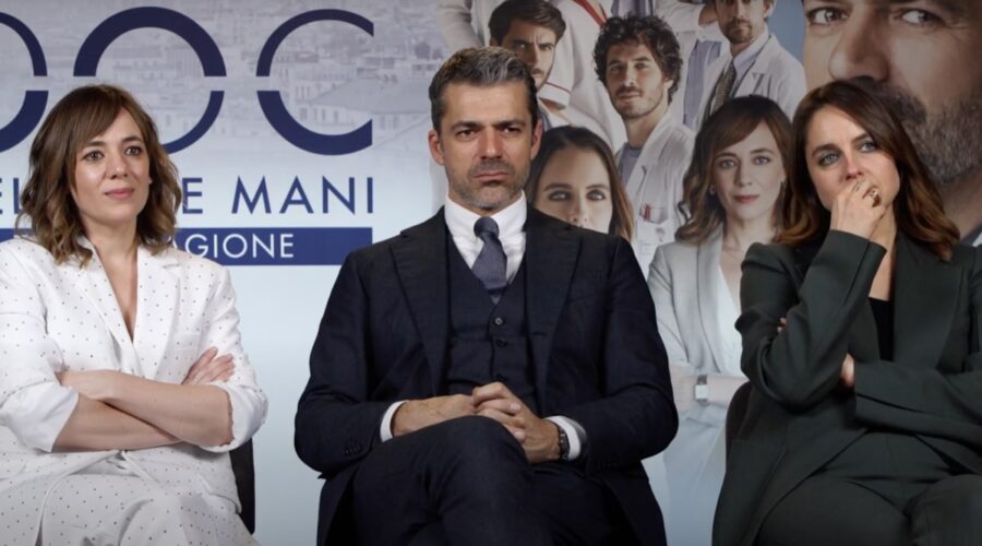 Da sinistra: Sara Lazzaro, Luca Argentero e Matilde Gioli in un fotogramma dell'intervista rilasciata a noi di Tvserial.it su