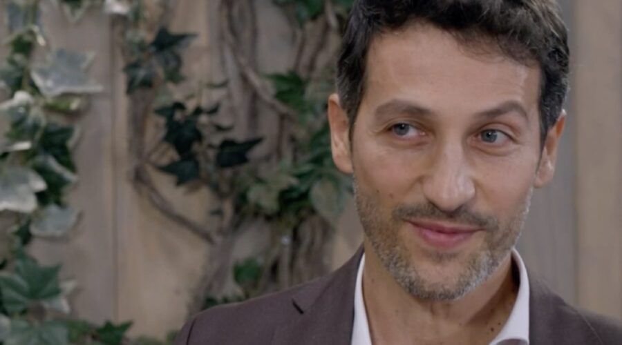 Screenshot di Leonardo Santini in una scena di “Un Posto Al Sole”. Credits: Rai.