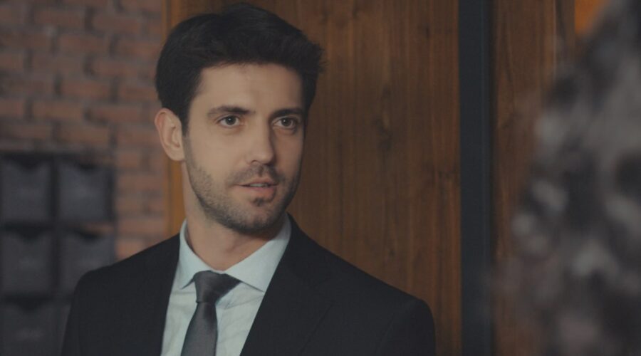 Serkay Tutuncu (Alaz) in una scena di “Dreams And Realities - La Forza Dei Sogni”. Credits: Mediaset.