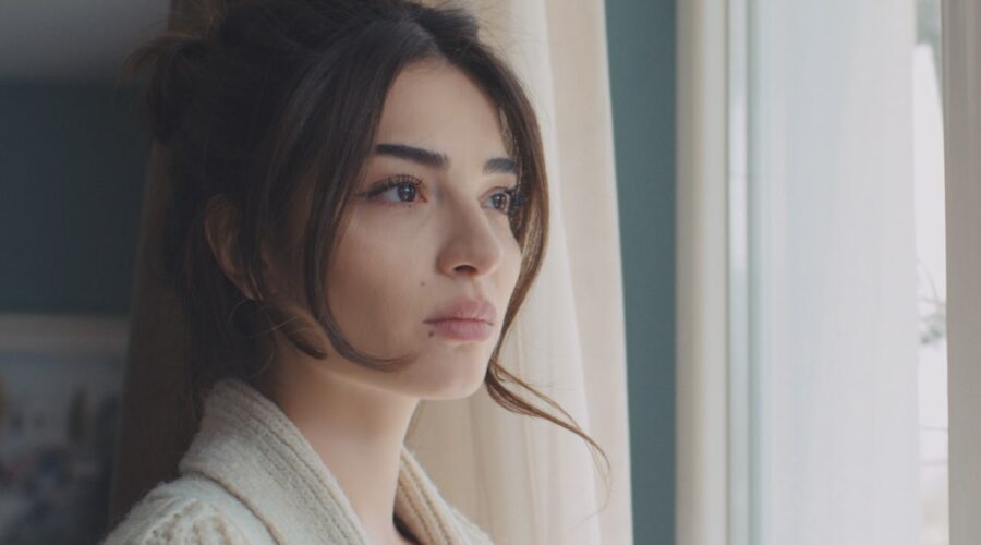 Melisa Aslı Pamuk (Setenay) in una scena di “Dreams and Realities - La forza dei sogni”. Credits: Mediaset Infinity