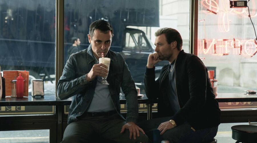 Da sinistra: Emun Elliott e James McArdle in una scena di “Sexy Beast - La Serie”. Credits: Paramount+.