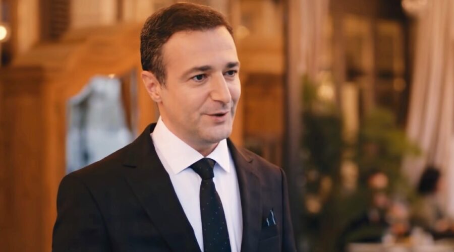 Tarik in una scena di “My Home My Destiny”. Credits: Cattura schermo/YouTube.