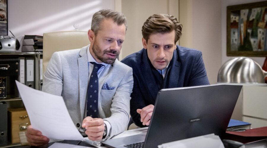 Da sinistra: Sven Waasner (Erik Vogt) e Sandro Kirtzel (Paul) in “Tempesta D'Amore”. Credits: Das Erste/Rti Mediaset. (Tempesta D'Amore 14 gennaio 2024)