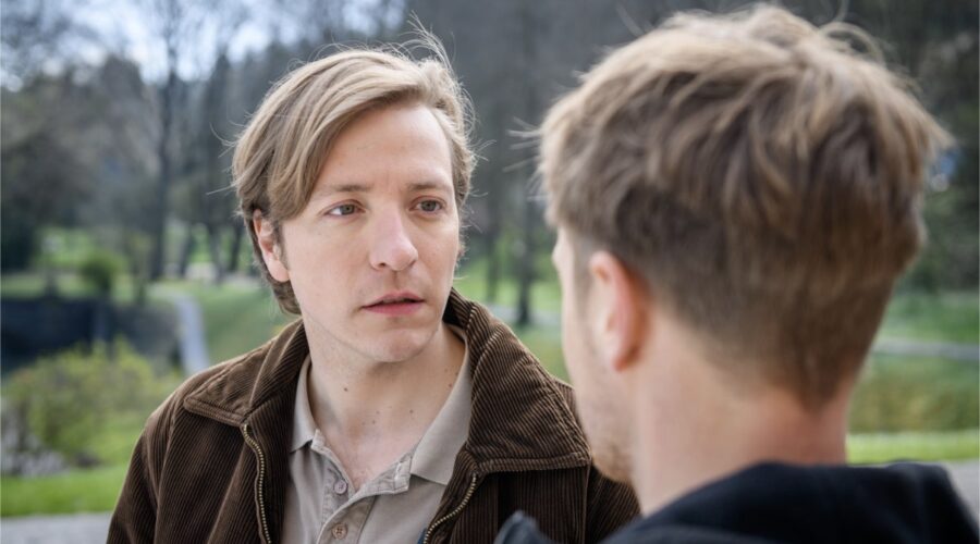 Da sinistra: Gerry Richter (Johannes Huth) e Maximilian Richter (Stefan Hartmann) in una scena della puntata di “Tempesta D'amore” in onda su Rete 4. Credits: Das Erste/Mediaset. (Tempesta D'Amore 24 gennaio 2024)