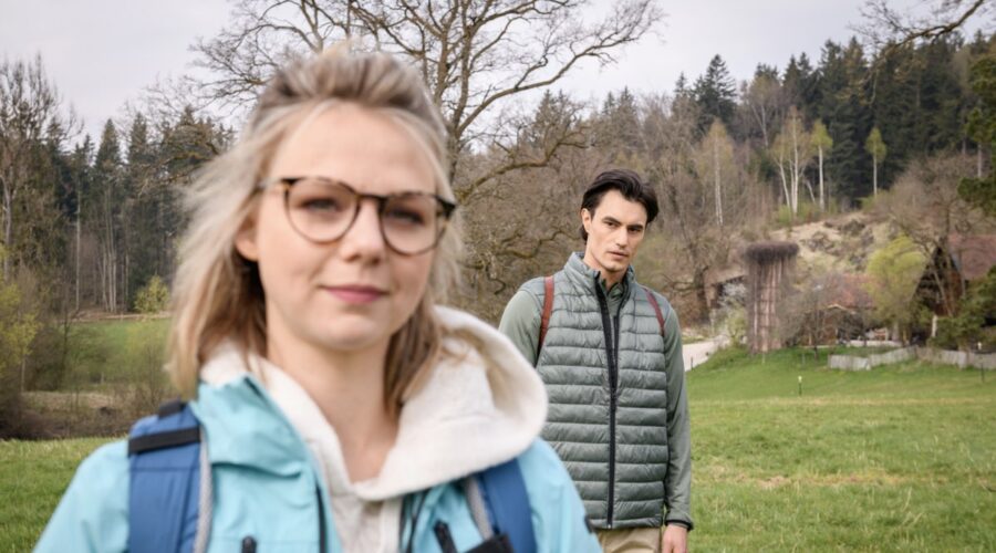 Da sinistra: Lena Conzendorf (Josephine Klee) e Carl Bruchhäuser (Leon Thormann) in una scena della puntata di “Tempesta D'amore” in onda su Rete 4. Credits: Das Erste/Mediaset. (Tempesta D'Amore 25 gennaio 2024)