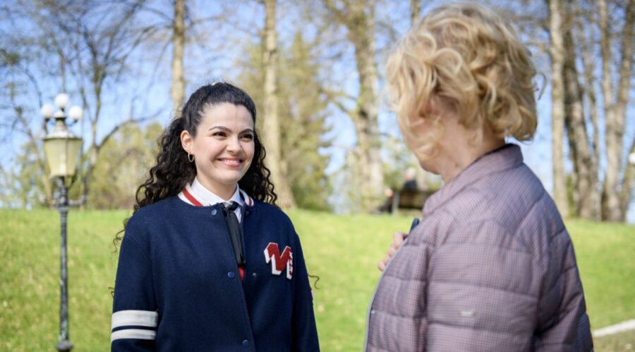 Da sinistra: Merve Çakır (Shirin) e Sabine Werner (Helene Richter) in “Tempesta D'Amore”. Credits: RTI Mediaset. (Tempesta D'Amore 12 gennaio 2024)