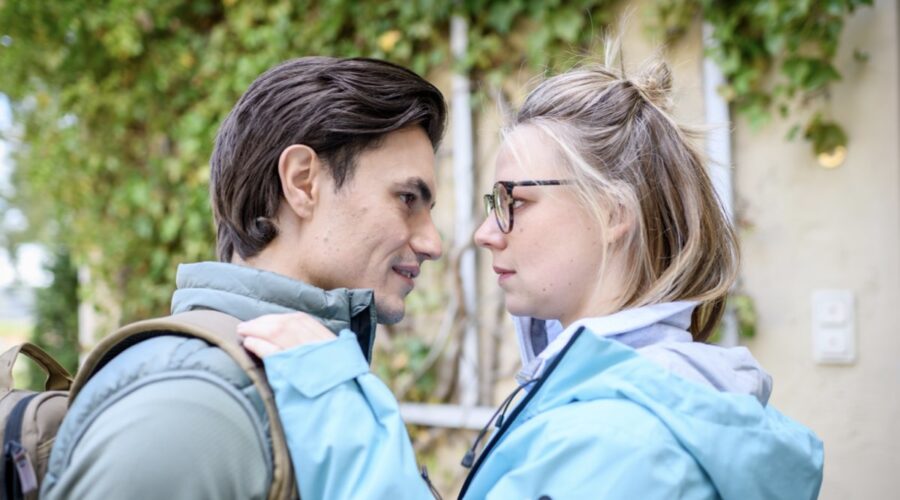 Da sinistra: Carl Bruchhäuser (Leon Thormann) e Lena Conzendorf (Josephine Klee) in una scena della puntata di “Tempesta D'amore” in onda su Rete 4. Credits: Das Erste/Mediaset. (Tempesta D'Amore 5 febbraio 2024)