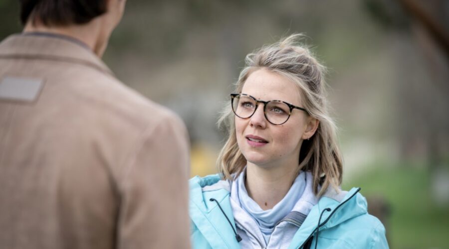 Da sinistra: Carl Bruchhäuser (Leon Thormann) e Lena Conzendorf (Josephine Klee) in una scena della puntata di “Tempesta D'amore” in onda su Rete 4. Credits: Das Erste/Mediaset. (Tempesta D'Amore 26 gennaio 2024)