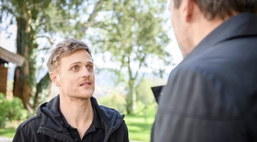 Da sinistra: Stefan Hartmann (Maximilian Richter) e Dieter Bach (Christoph Saalfeld) in “Tempesta D'Amore”. Credits Das Erste/RTI Mediaset. (Tempesta d'amore 3 febbraio 2024)