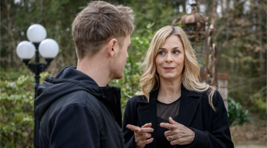 Da sinistra: Stefan Hartmann interpreta Max Richter e Tanja Lanäus veste i panni di Yvonne Klee in una scena di “Tempesta D'Amore”. Credits: Das Erste/RTI Mediaset. (Tempesta D'Amore 22 gennaio 2024)