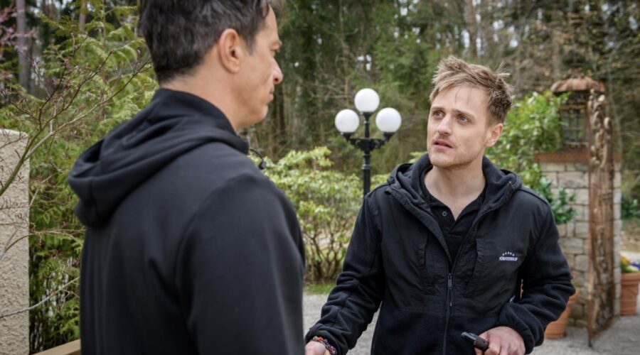 Da sinistra: Lorenzo Patanè (Robert Saalfeld) e Maximilian Richter (Stefan Hartmann) in una scena della puntata di “Tempesta D'amore” in onda su Rete 4. Credits: Das Erste/Mediaset. (Tempesta D'Amore 28 gennaio 2024)