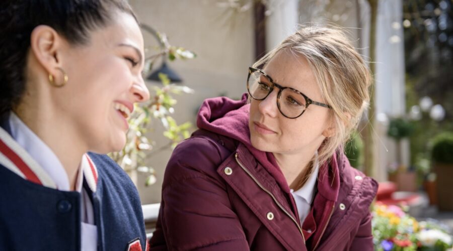 Da sinistra: Merve Çakır (Shirin) e Lena Conzendorf (Josie) in “Tempesta D'Amore”. Credits: RTI Mediaset. (Tempesta D'Amore 11 gennaio 2024)