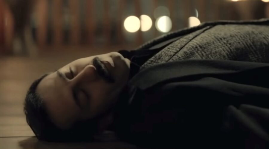 Adnan giace a terra, morto in una scena di