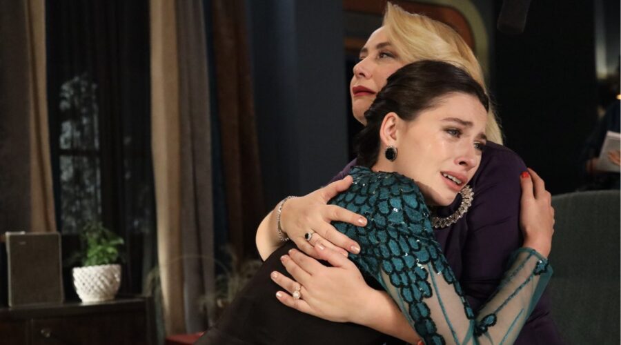 Da sinistra: Ilayda Çevik (Betül Arcan) e Sibel Tasçioglu (Sermin) in “Terra Amara”. Credits: RTI Mediaset.