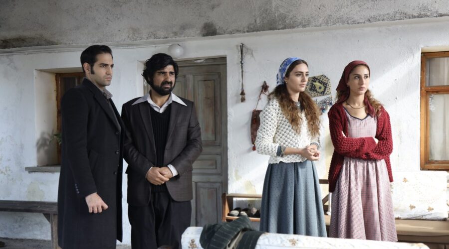 Da sinistra: Aras Senol (Çetin Cigerci), Sahin Vural (Rasit Kaya), Selin Genc (Gulten) e Polen Emre (Fadik) in “Terra Amara”. Credits: RTI Mediaset.
