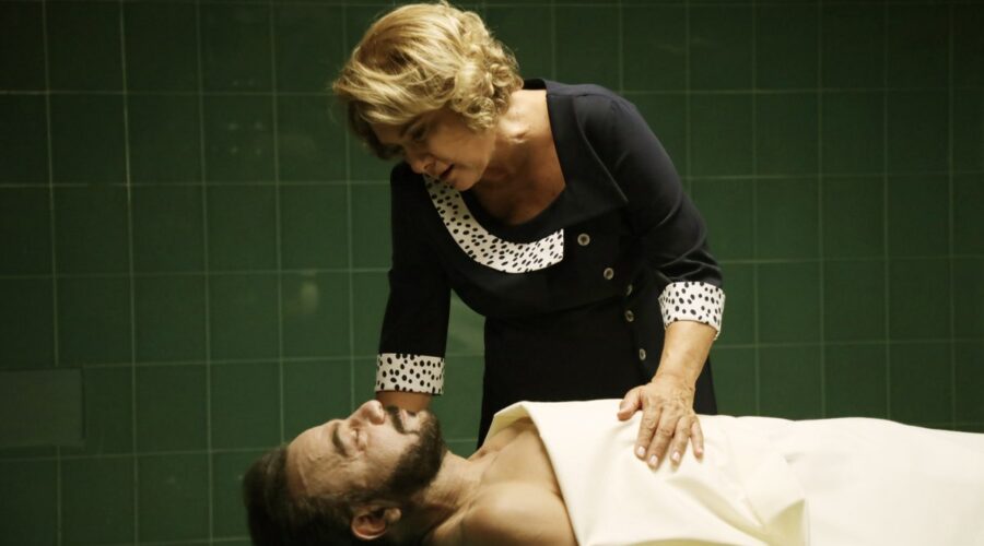 Zia Lütfiye veglia il corpo di Fekeli in una scena di “Terra Amara”. Credits: RTI Mediaset.