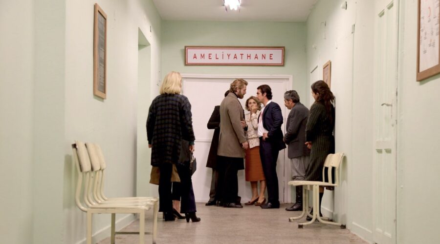 Da sinistra: Furkan Palalı (Fikret) e İbrahim Çelikkol (Hakan Gümüşoğlu alias Mehmet Kara) in una scena di “Terra Amara”. Credits: Mediaset.