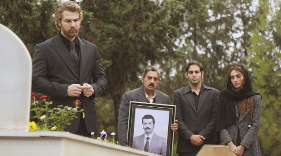 Viene trovato il corpo di Demir, Fikret dice addio al suo funerale in una scena di “Terra Amara“. Credits: Mediaset.