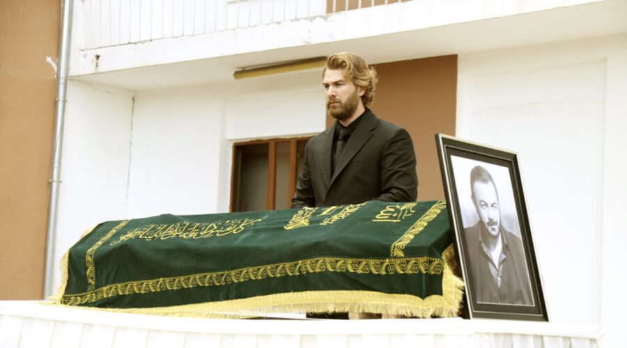 Fikret al funerale di suo zio Fekeli in “Terra Amara”. Credits: RTI Mediaset.