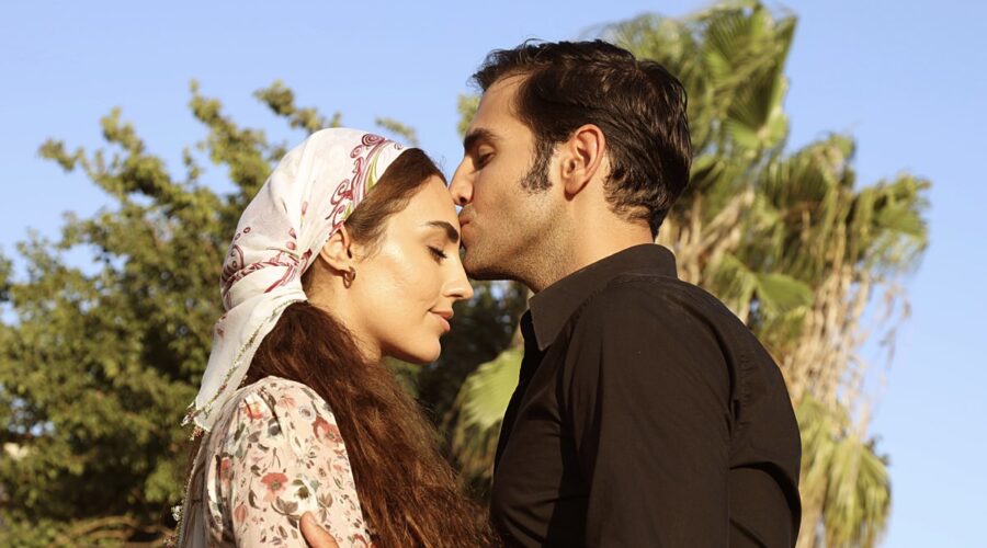 Da sinistra: Selim Genc (Gulten) e Aras Şenol (Çetin Cigerci) in una scena di “Terra Amara”. Credits: RTI Mediaset.