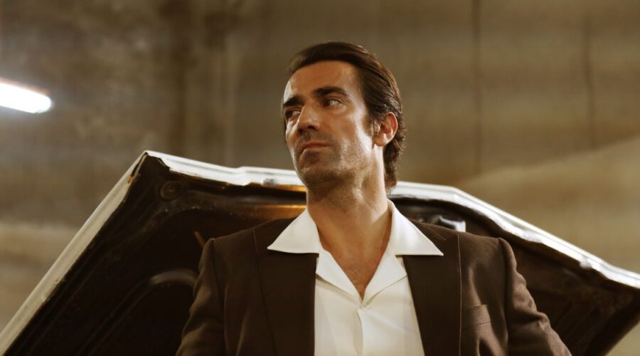 İbrahim Çelikkol (Hakan Gümüşoğlu alias Mehmet Kara) in una scena di “Terra Amara“. Credits: Mediaset.
