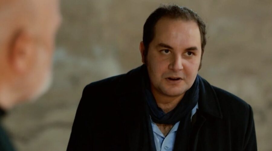 Ozhan Çolak, il figlio di Haşmet Çolak, in “Terra Amara”. Credits: Cattura schermo.