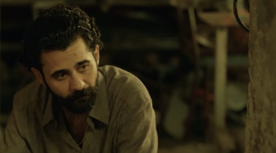 Sahap in un fotogramma di “Terra Amara”. Credits: Cattura schermo/YouTube.