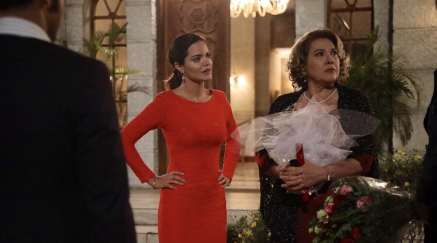 Da sinistra: Hilal Altinbilek (Züleyha) e Hülya Darcan (Lütfiye Duman) in “Terra Amara”. Credits: RTI Mediaset.