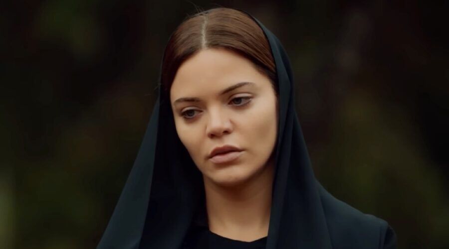 Zuleyha scopre che Demir è morto in “Terra Amara”. Credits: Cattura schermo/YouTube.