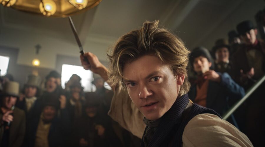 Thomas Brodie-Sangster è il protagonista di “The Artful Dodger”. Credits: Disney+.
