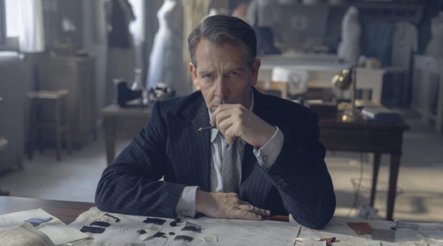 Ben Mendelsohn in un'immagine di “The New Look”. Credits: Apple TV+.