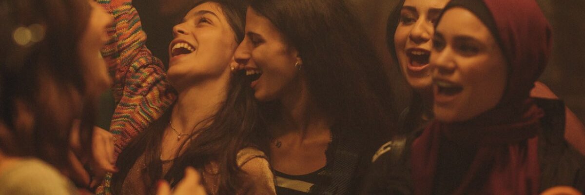 Da sinistra: Lea Gavino (Viola), Nicole Rossi (Asia), Benedetta Santibelli (Fiorella) e Beatrice Bruschi (Sana) in una scena di “SKAM Italia 6”. Credits: Francesco Ormando/Netflix.