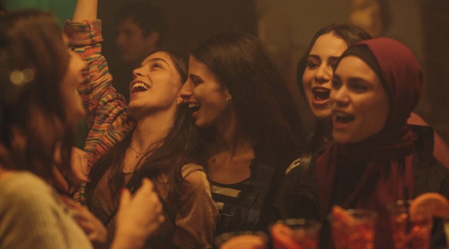 Da sinistra: Lea Gavino (Viola), Nicole Rossi (Asia), Benedetta Santibelli (Fiorella) e Beatrice Bruschi (Sana) in una scena di “SKAM Italia 6”. Credits: Francesco Ormando/Netflix.