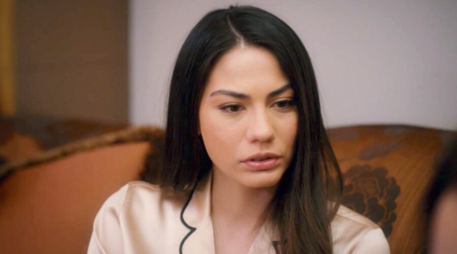 Zeynep ascolta la storia di sua madre Sakine in “My Home My Destiny”. Credits: Cattura schermo/Mediaset Infinity.