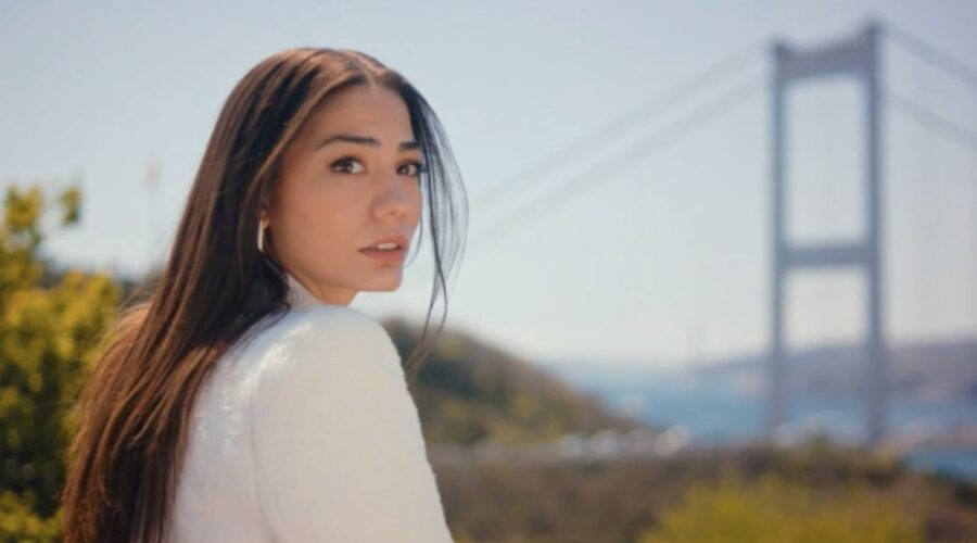 Zeynep cerca con lo sguardo Baris in “My Home My Destiny”. Credits: Cattura schermo/Mediaset Infinity.