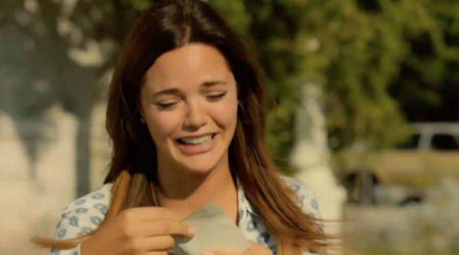 Züleyha ha ricevuto un pacco contenente una lettera firmata “Demir” in “Terra Amara”. Credits: Cattura schermo/Mediaset Infinity.