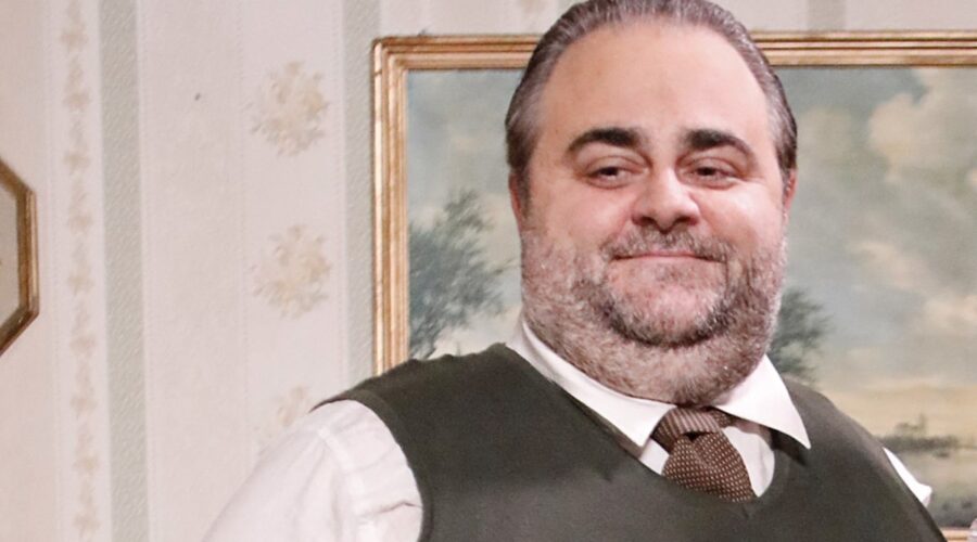 Massimo Cagnina (Ciro Puglisi) in un posato per 